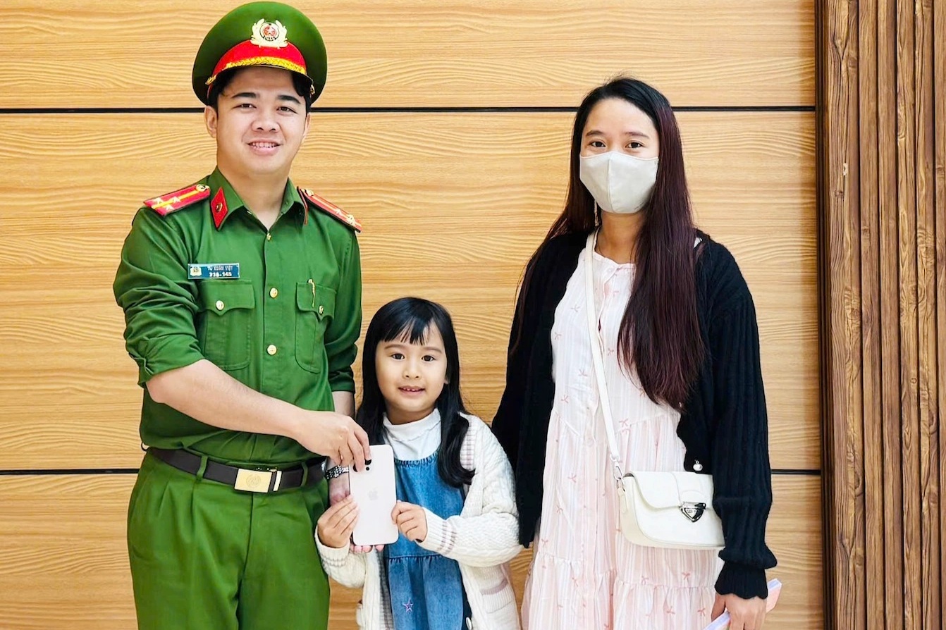 Bé 5 tuổi ở Lâm Đồng nhặt được iPhone, trả lại người đánh rơi