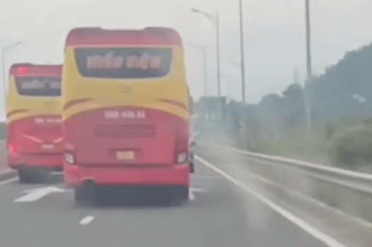 Người dân ghi hình xe khách vi phạm trên cao tốc, gửi cảnh sát xử lý