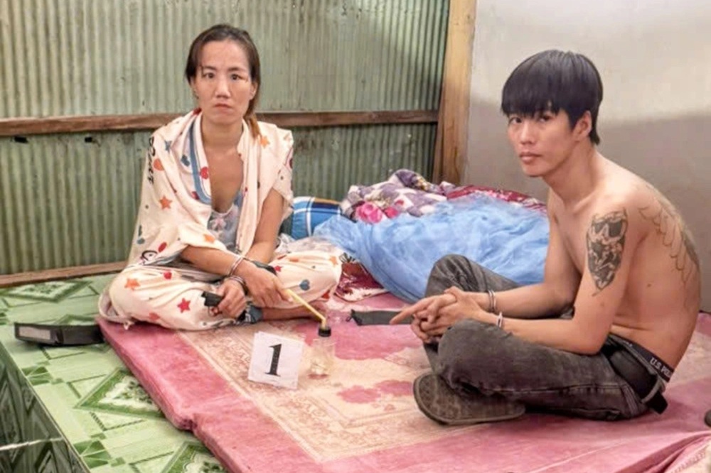 Bắt cặp vợ chồng "hờ" mua bán ma túy
