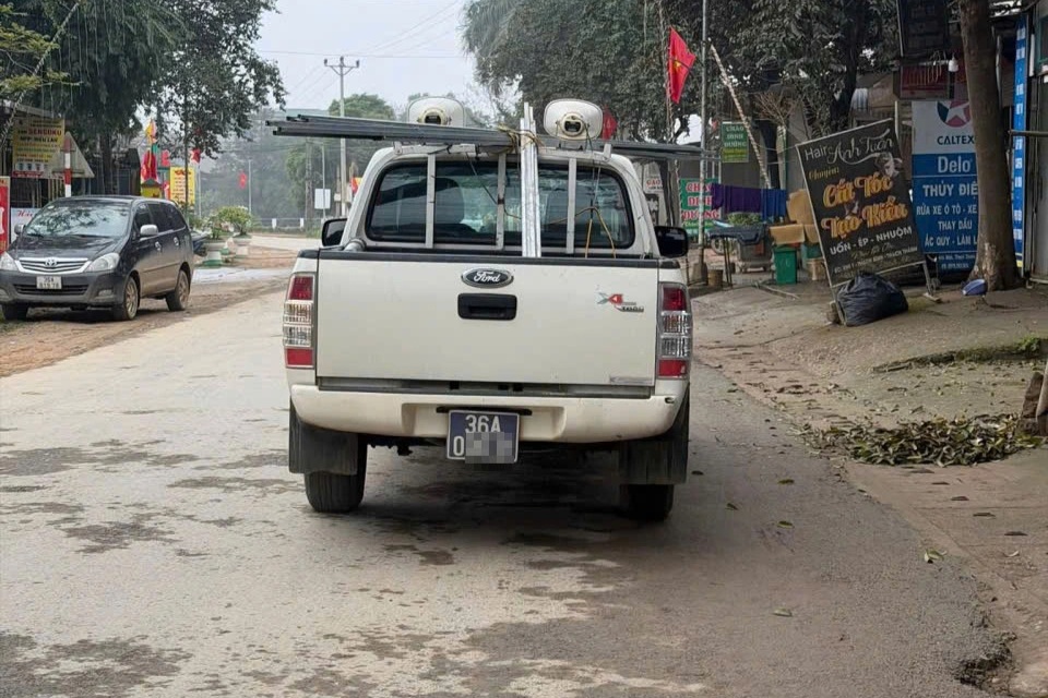 Xử phạt tài xế ô tô biển xanh chở hàng cồng kềnh