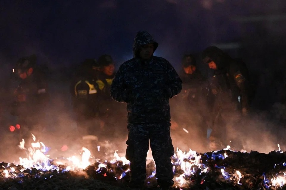 Bolivia đốt 18 tấn tiền trên máy bay gặp nạn vì 3.000 người lao vào nhặt