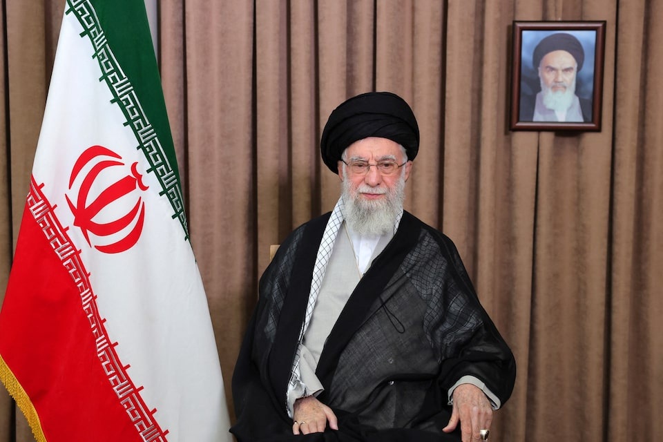 Chân dung lãnh tụ tối cao Iran, Đại giáo chủ quyền lực Ali Khamenei