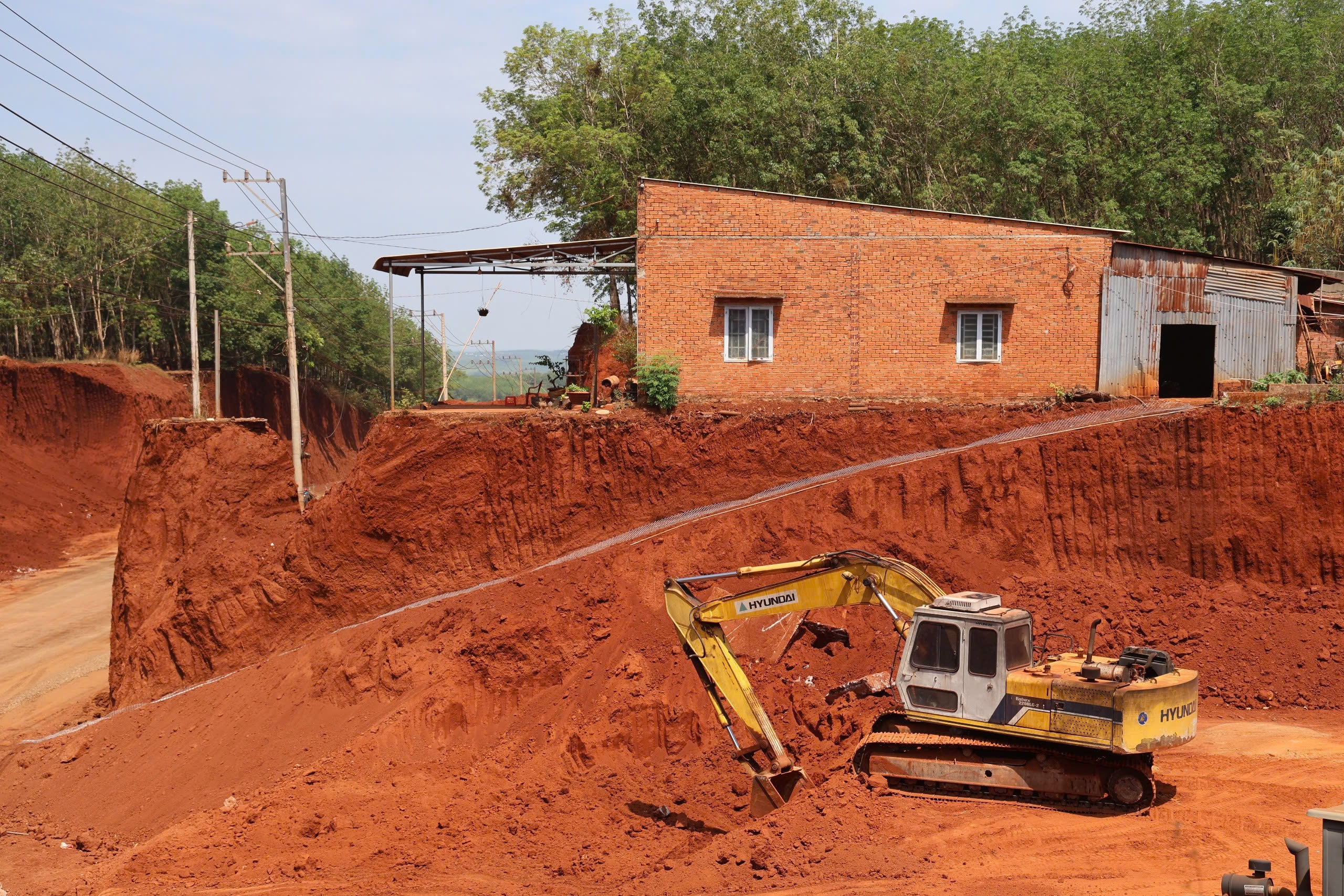 Đề xuất tạm dừng thi công đoạn hạ cốt nền làm 8 nhà dân cheo leo ở Đồng Nai