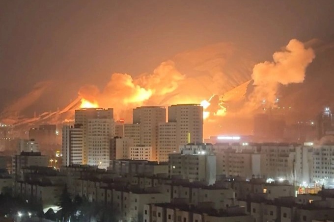 Iran hé lộ đường hầm chứa máy bay không người lái