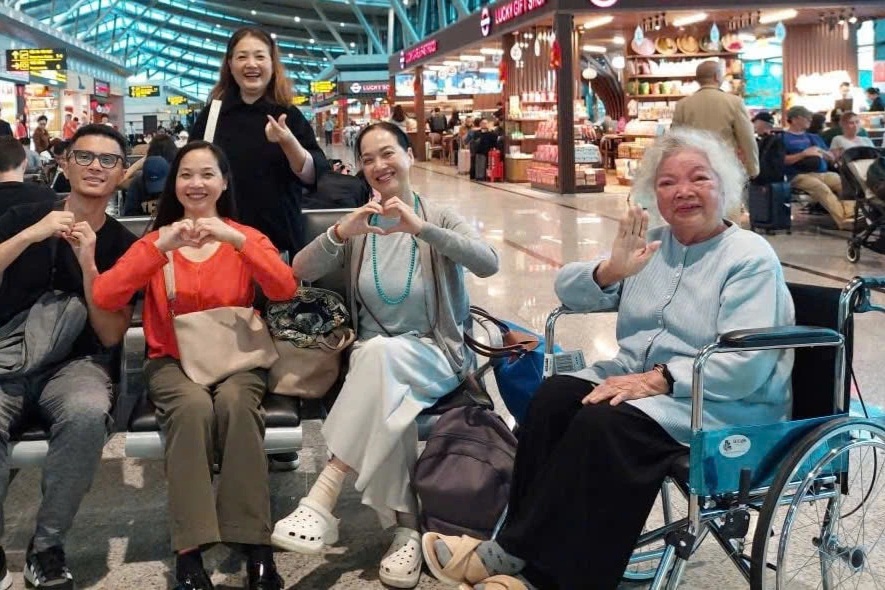 NSƯT Lê Mai ngồi xe đẩy, được 3 con gái là mỹ nhân Hà Thành đưa đi du lịch