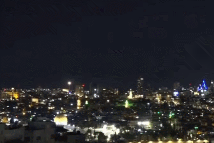 Khoảnh khắc Israel phóng hàng chục tên lửa chặn "mưa hỏa lực" Iran