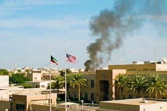 Khói bốc lên từ Đại sứ quán Mỹ tại Kuwait