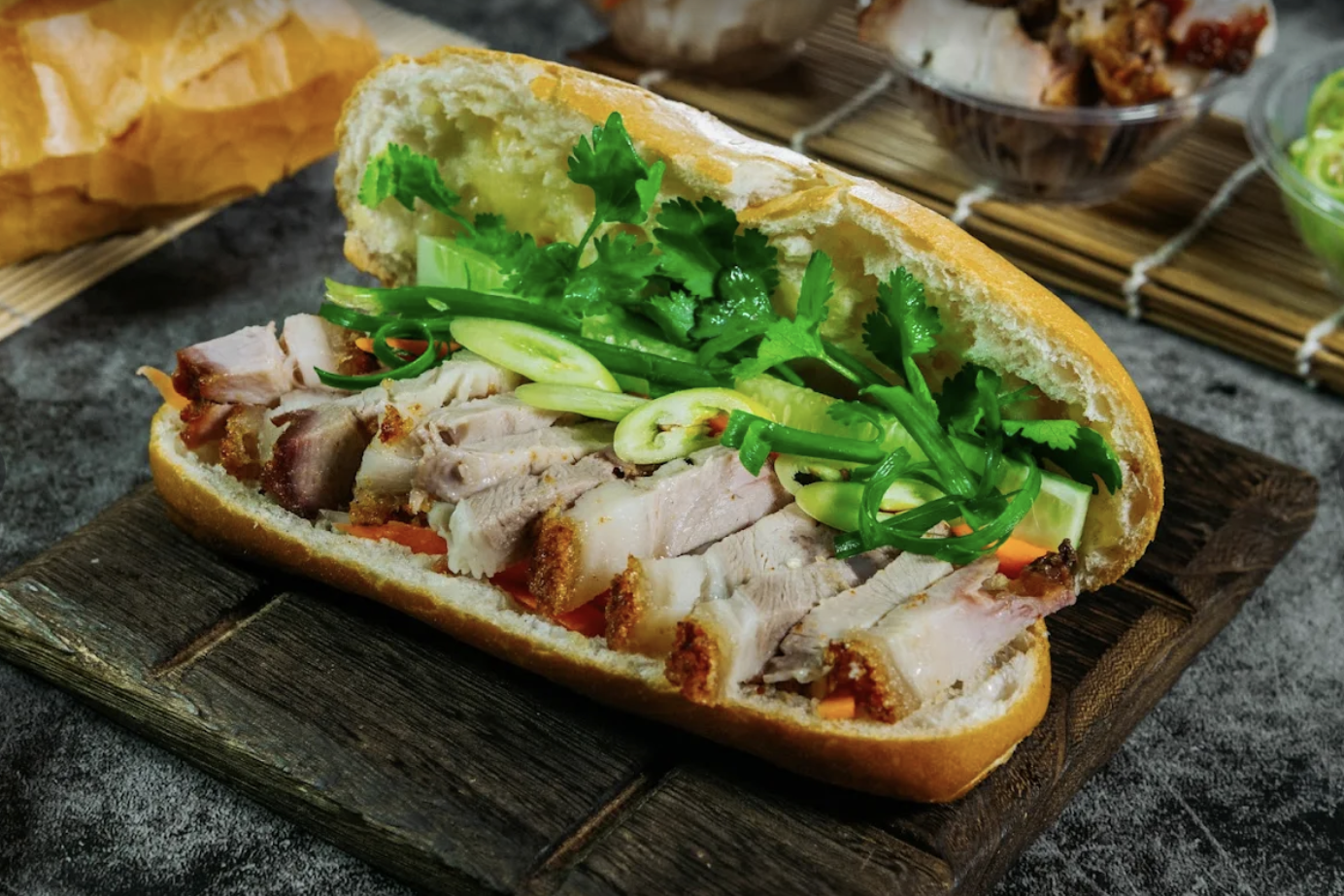 Cấp cứu hàng loạt sau khi ăn bánh mì heo quay: Số ca tăng lên 22
