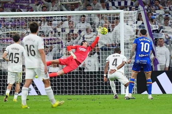 Real Madrid hụt hơi trong cuộc đua vô địch La Liga với Barcelona