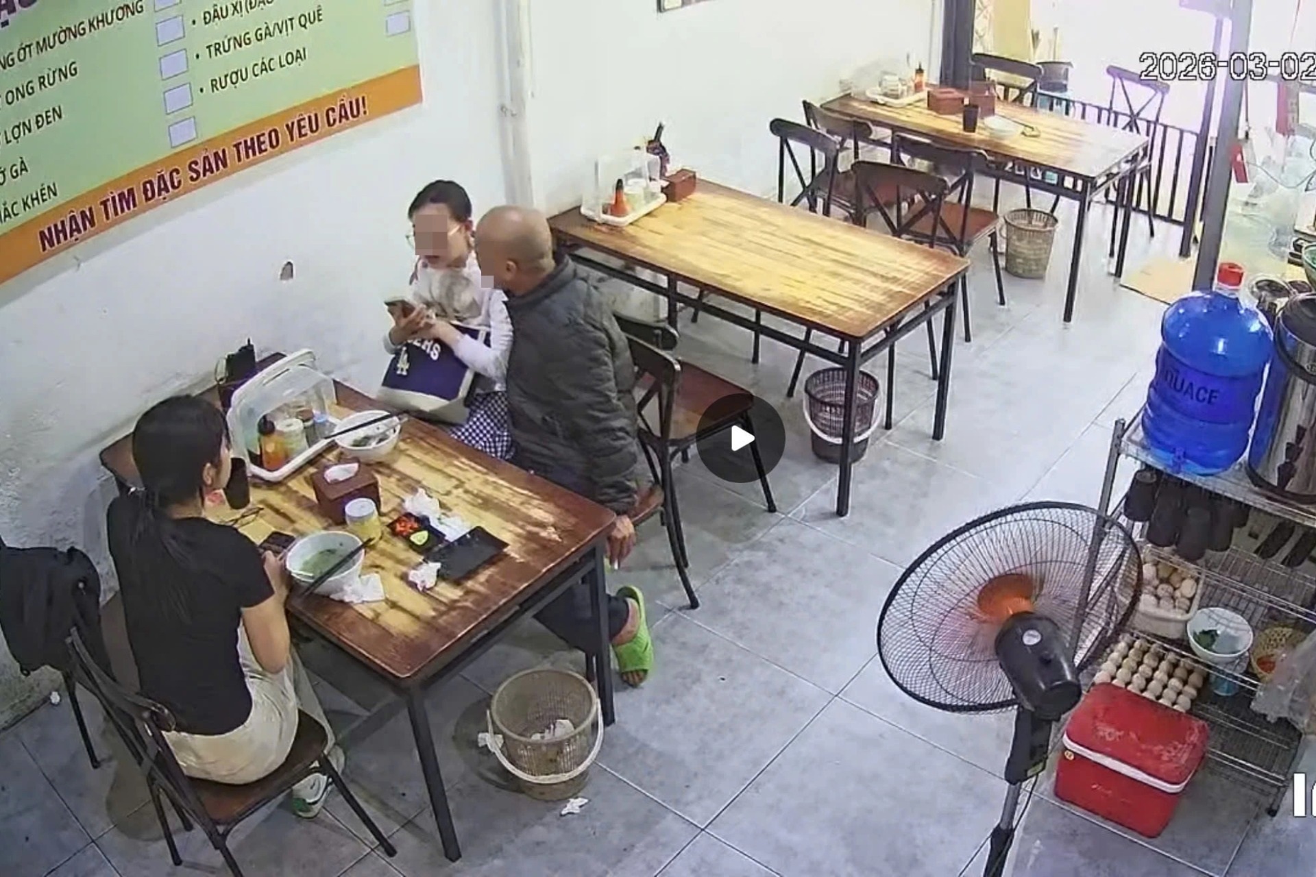 Chủ quán phở Hà Nội yêu cầu người đàn ông rời quán vì hành vi kém chuẩn mực