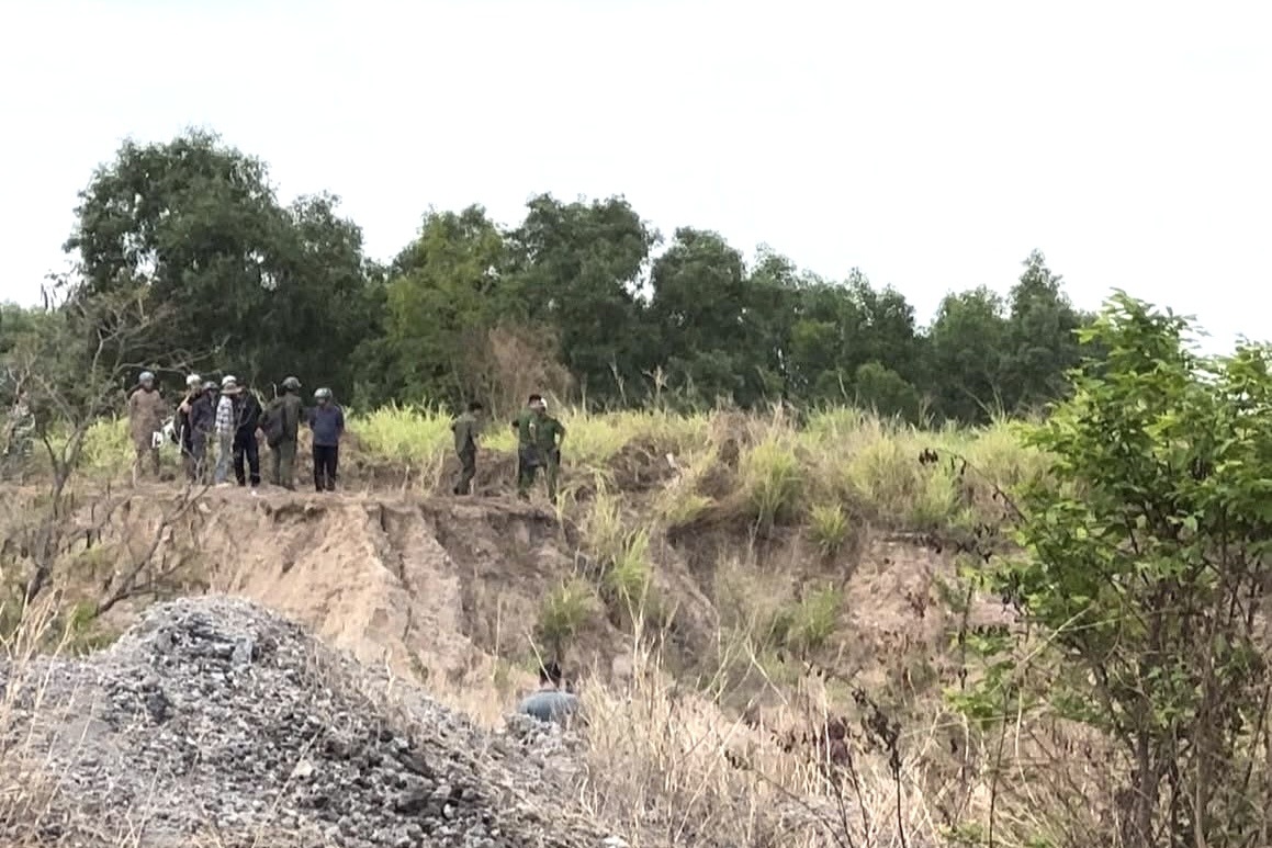 Thi thể nam giới mất cánh tay phải trong khu đất trống ở TPHCM