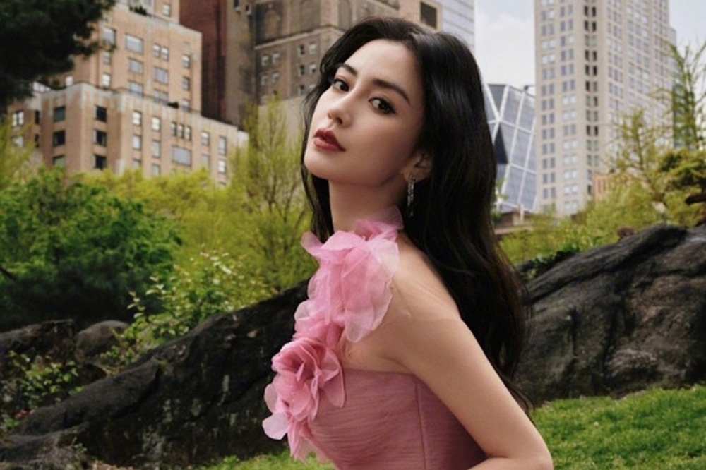 Đời sống tình cảm của Angelababy sau khi ly hôn Huỳnh Hiểu Minh