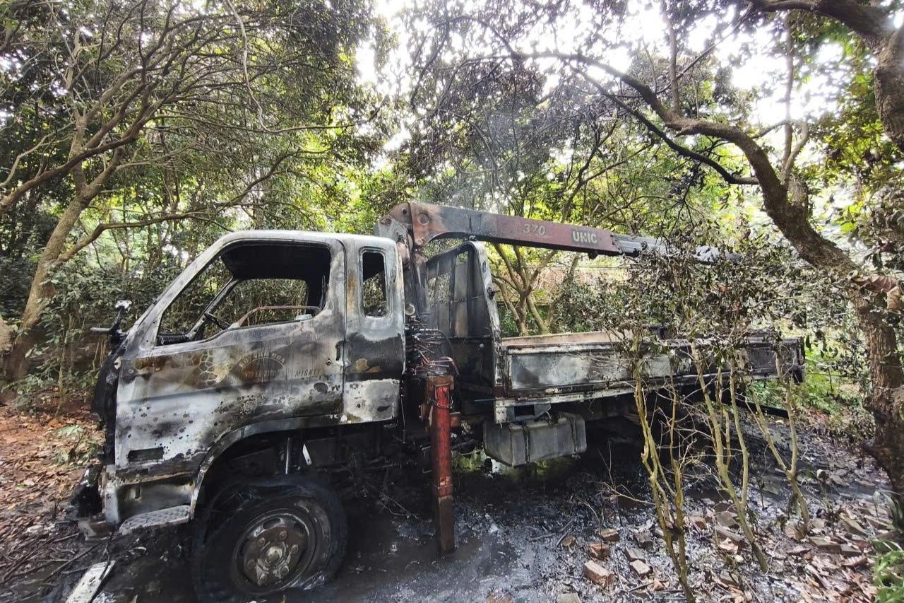 Xe tải gắn cẩu vướng dây điện gây cháy khiến 1 người tử vong ở Hà Nội