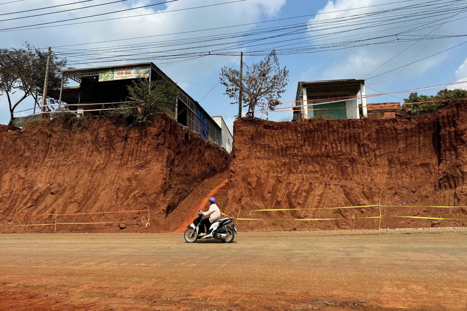 Tỉnh ủy Đồng Nai yêu cầu báo cáo vụ hạ cốt nền đường làm 8 nhà dân cheo leo