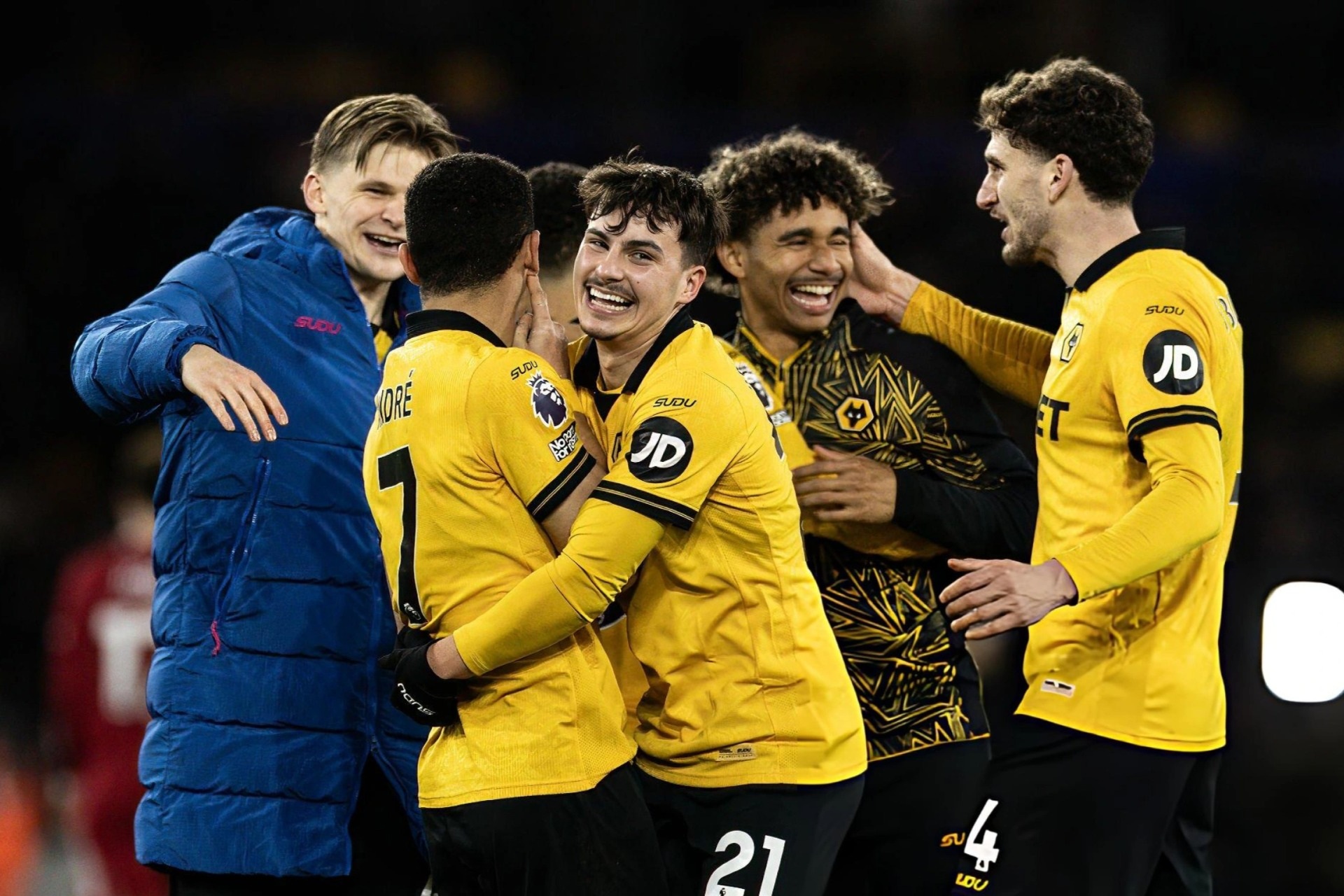 Liverpool sảy chân trước đội cuối bảng, Man Utd hưởng lợi lớn