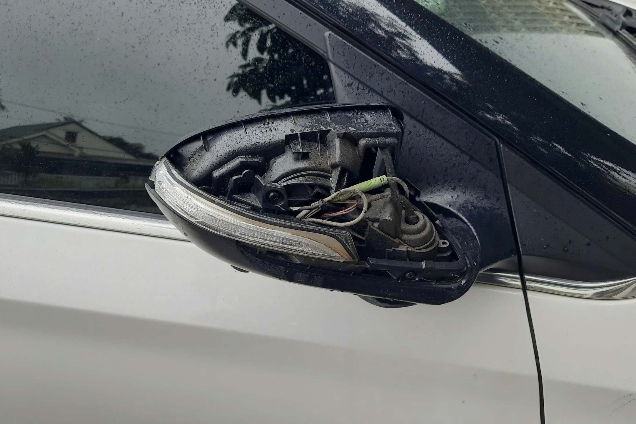 Công an vào cuộc vụ một phụ nữ đập phá hàng loạt ô tô đang đỗ trên đường