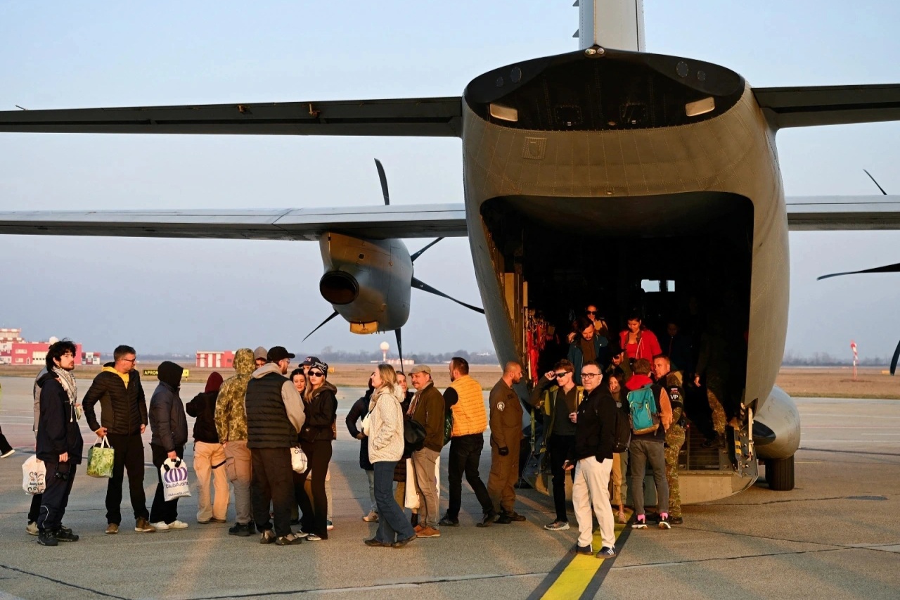 Châu Âu khẩn trương sơ tán công dân khỏi Trung Đông