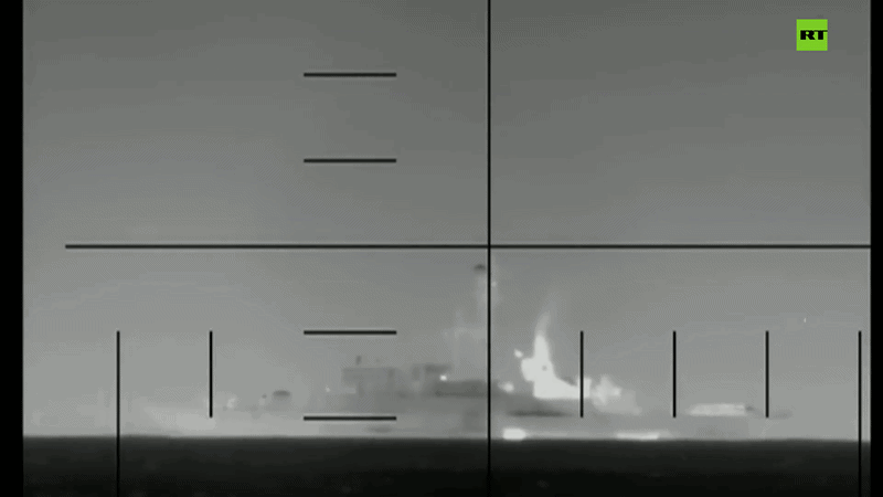 Khoảnh khắc ngư lôi từ tàu ngầm Mỹ xé toạc tàu chiến Iran