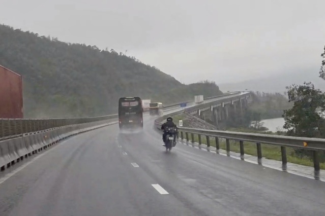 Phượt thủ từ Hà Nội vào Lâm Đồng, chạy xe máy lạc lên cao tốc