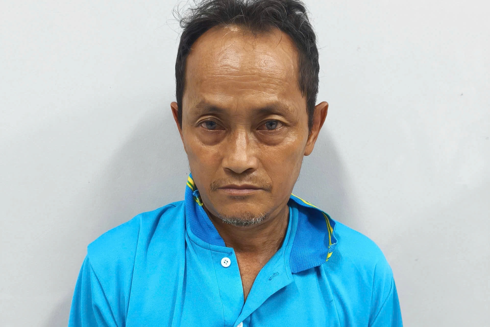 Bảo vệ trường tiểu học hiếp dâm học sinh