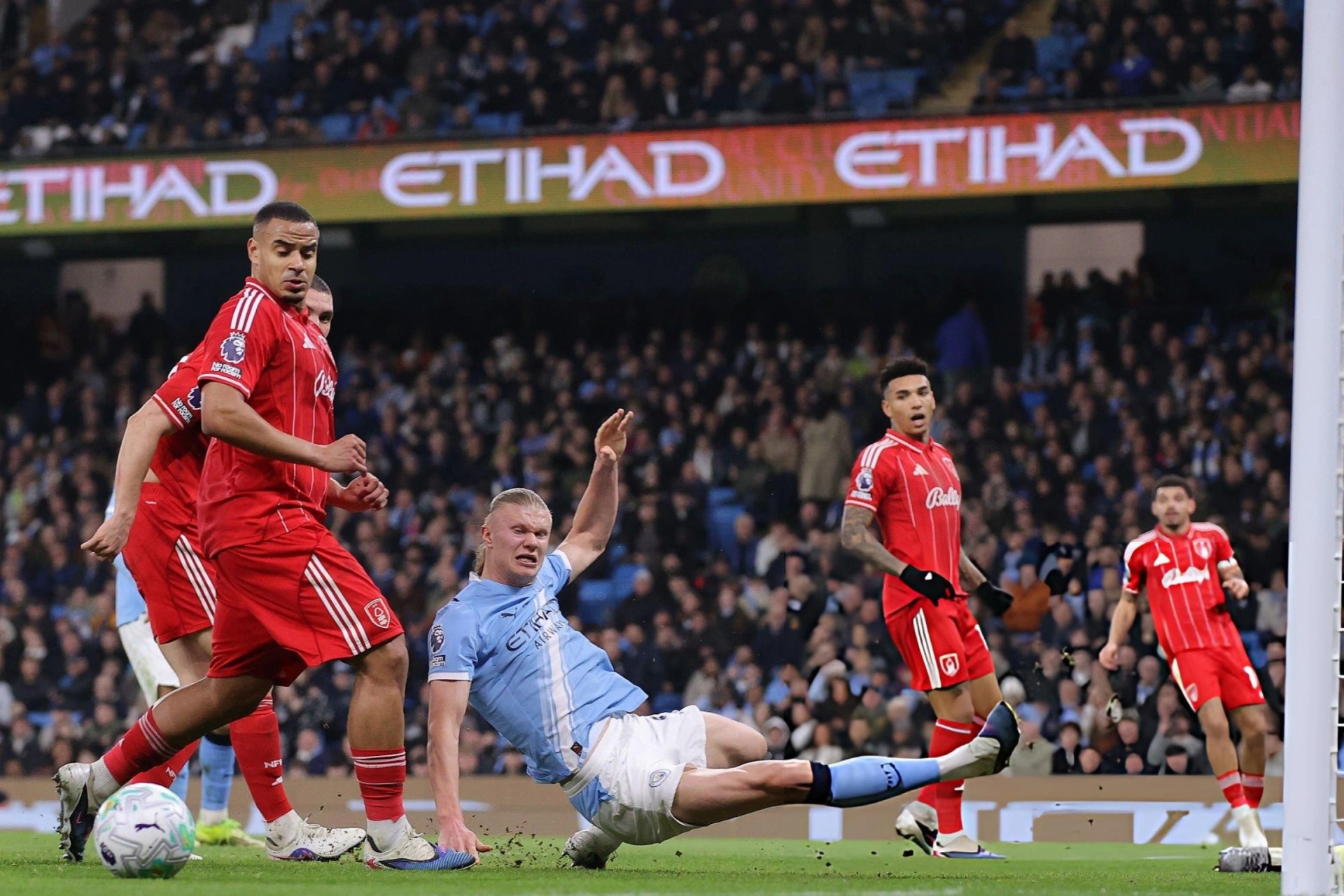 Man City đánh rơi chiến thắng, Arsenal rộng cửa vô địch