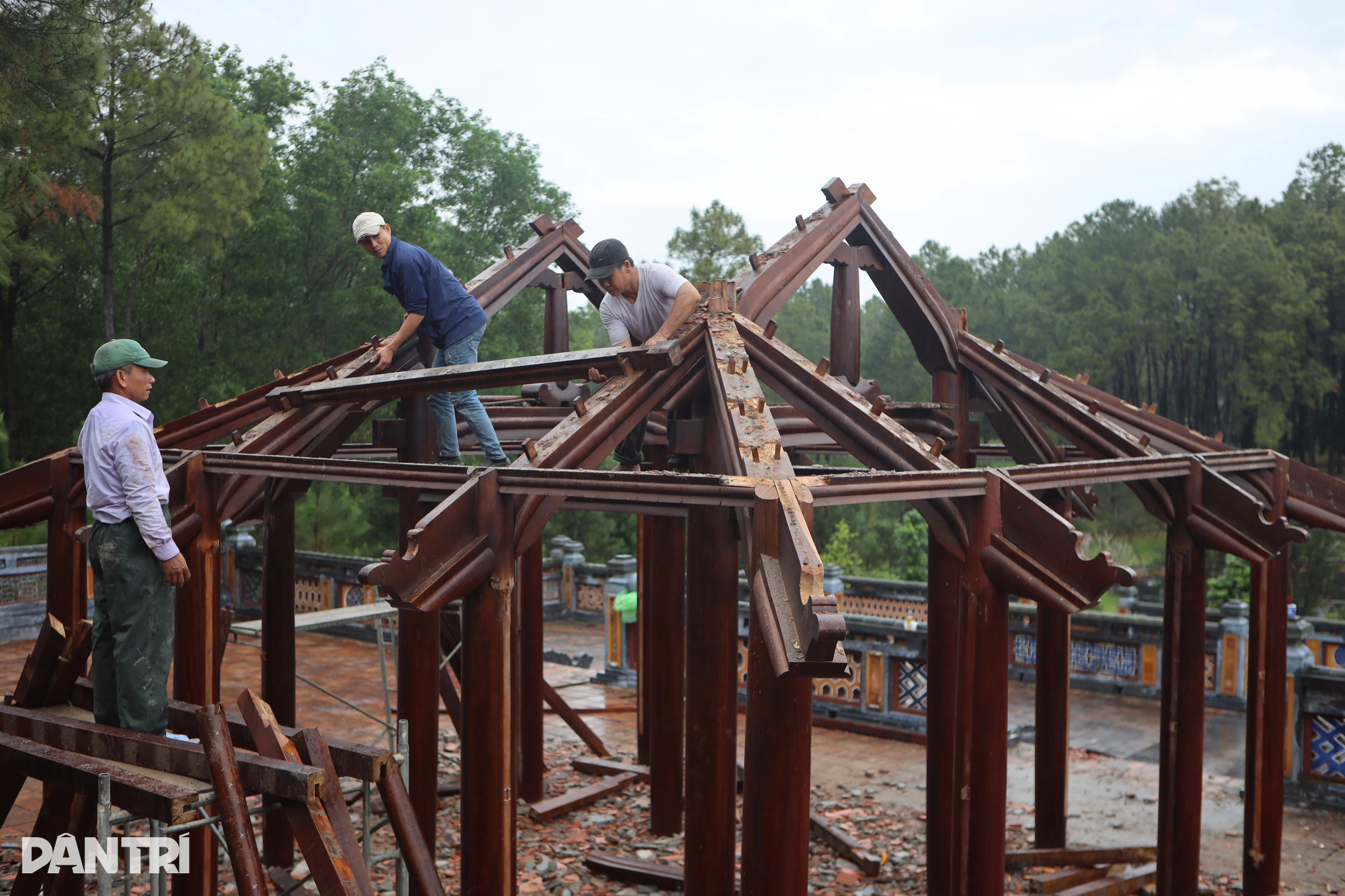 Cận cảnh tháo dỡ nhà rường trái phép tại lăng Hoàng thái hậu Từ Dũ