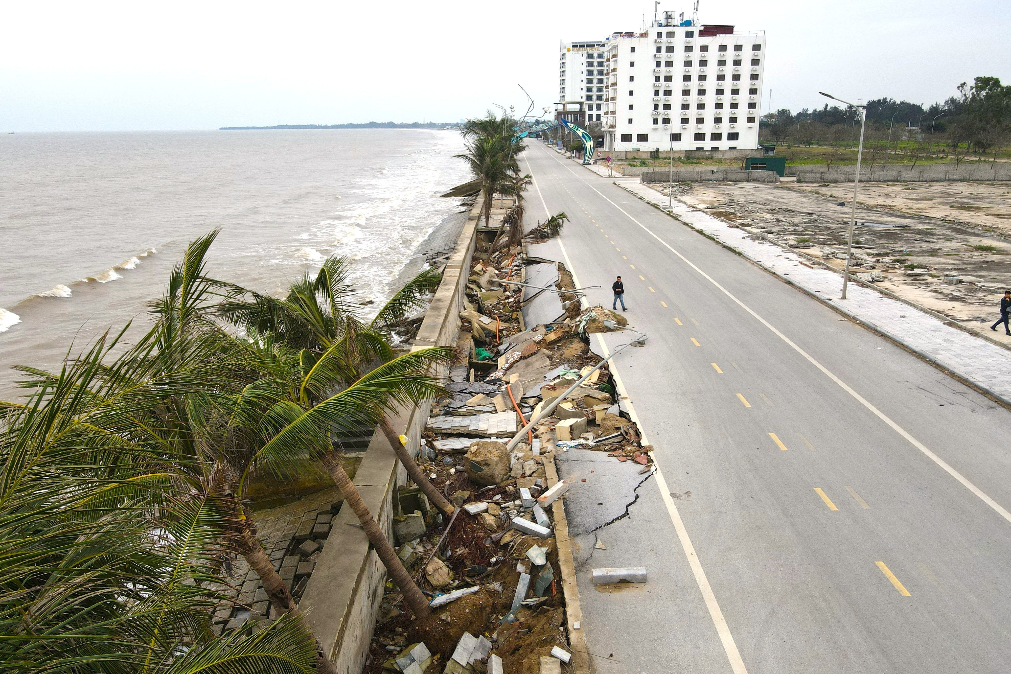 Kè biển Hải Tiến tan hoang nhiều tháng, nguy cơ "lỡ hẹn" mùa du lịch