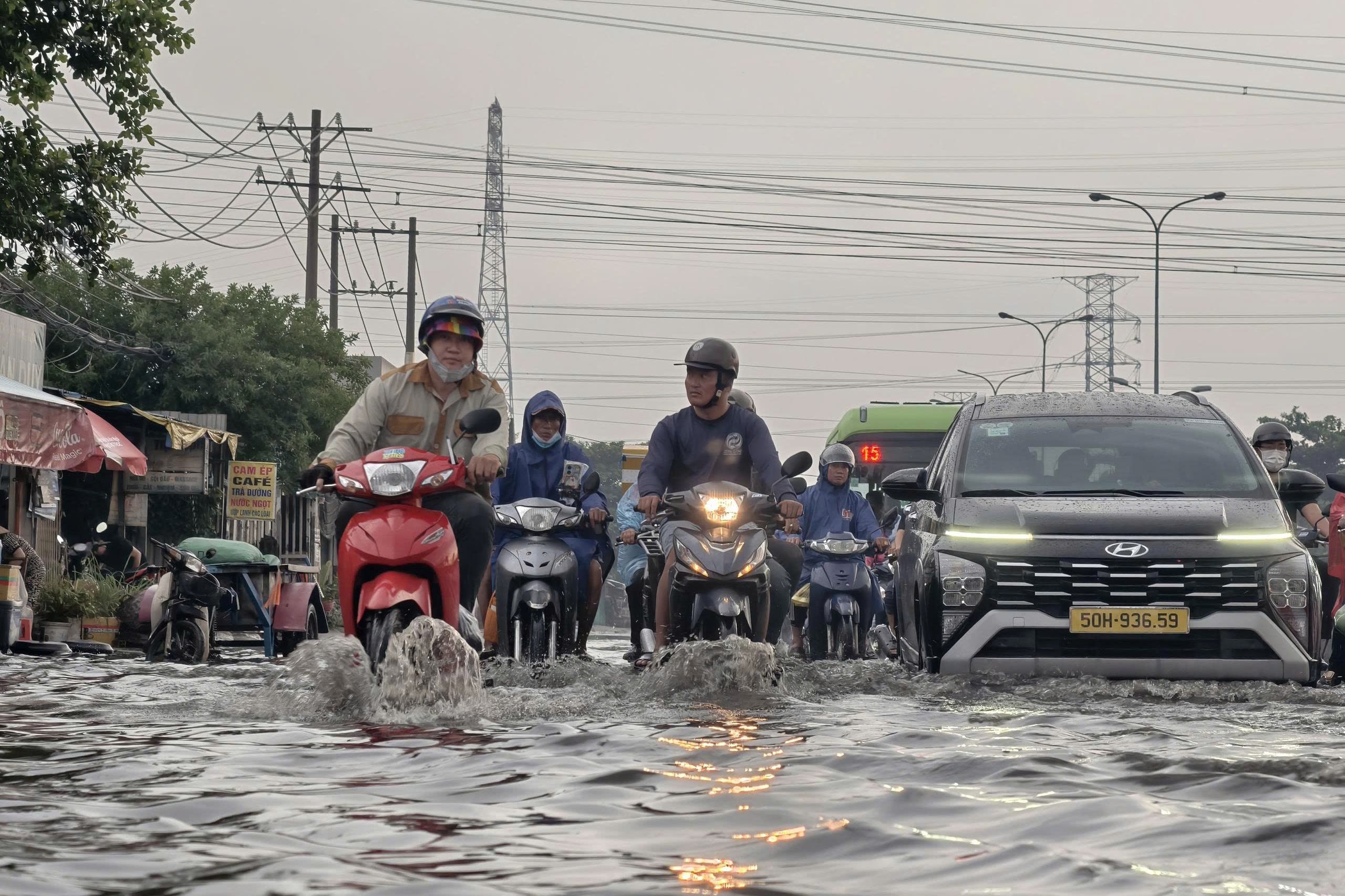 Mưa trái mùa gây ngập đường ở TPHCM