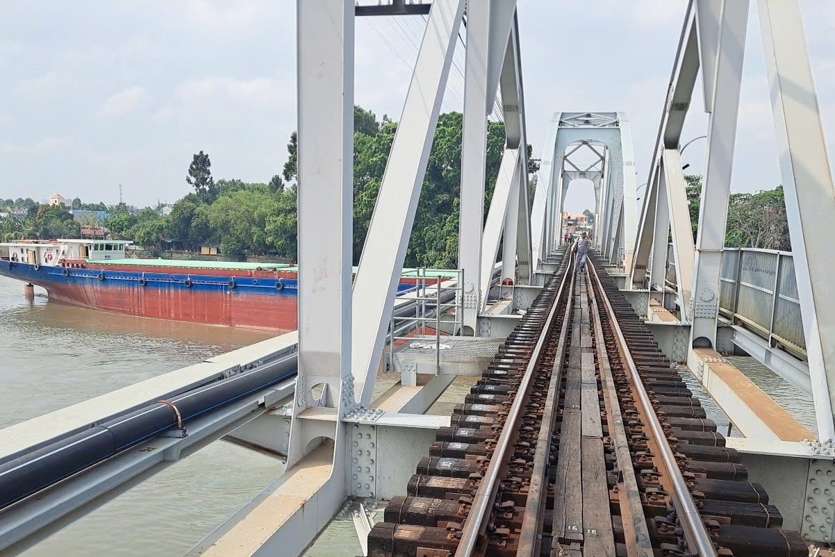 Sau sự cố cầu Ghềnh, khách kẹt ở ga Sài Gòn chuyển qua đi máy bay, xe khách