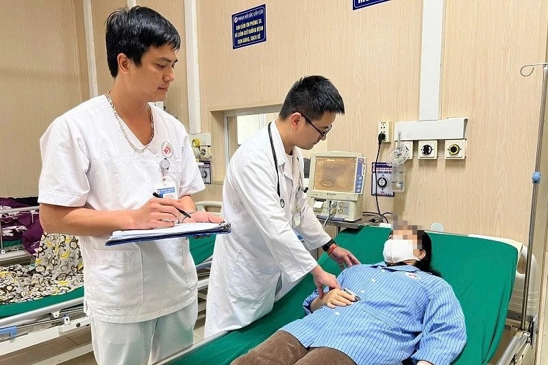 Đốt than xông cảm trong phòng kín, người phụ nữ hôn mê