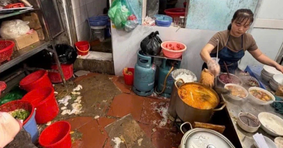 Tạm đóng cửa quán bún ở Hà Nội sau khi khách nước ngoài chê mất vệ sinh