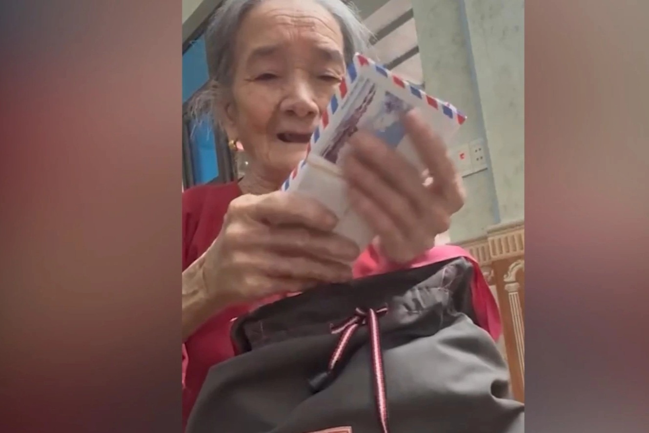 Cụ bà 80 tuổi tặng con trai đi làm ăn xa 11 triệu đồng tiền tiết kiệm