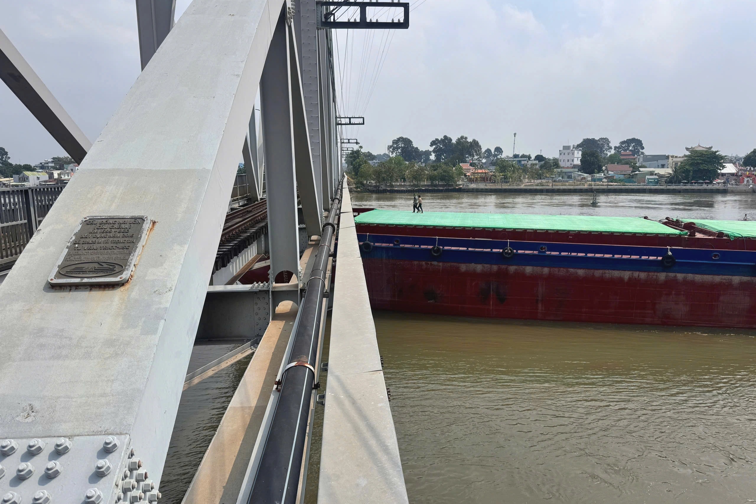 Hiện trường tàu thủy đâm cầu Ghềnh ở Đồng Nai, gián đoạn nhiều đoàn tàu lửa