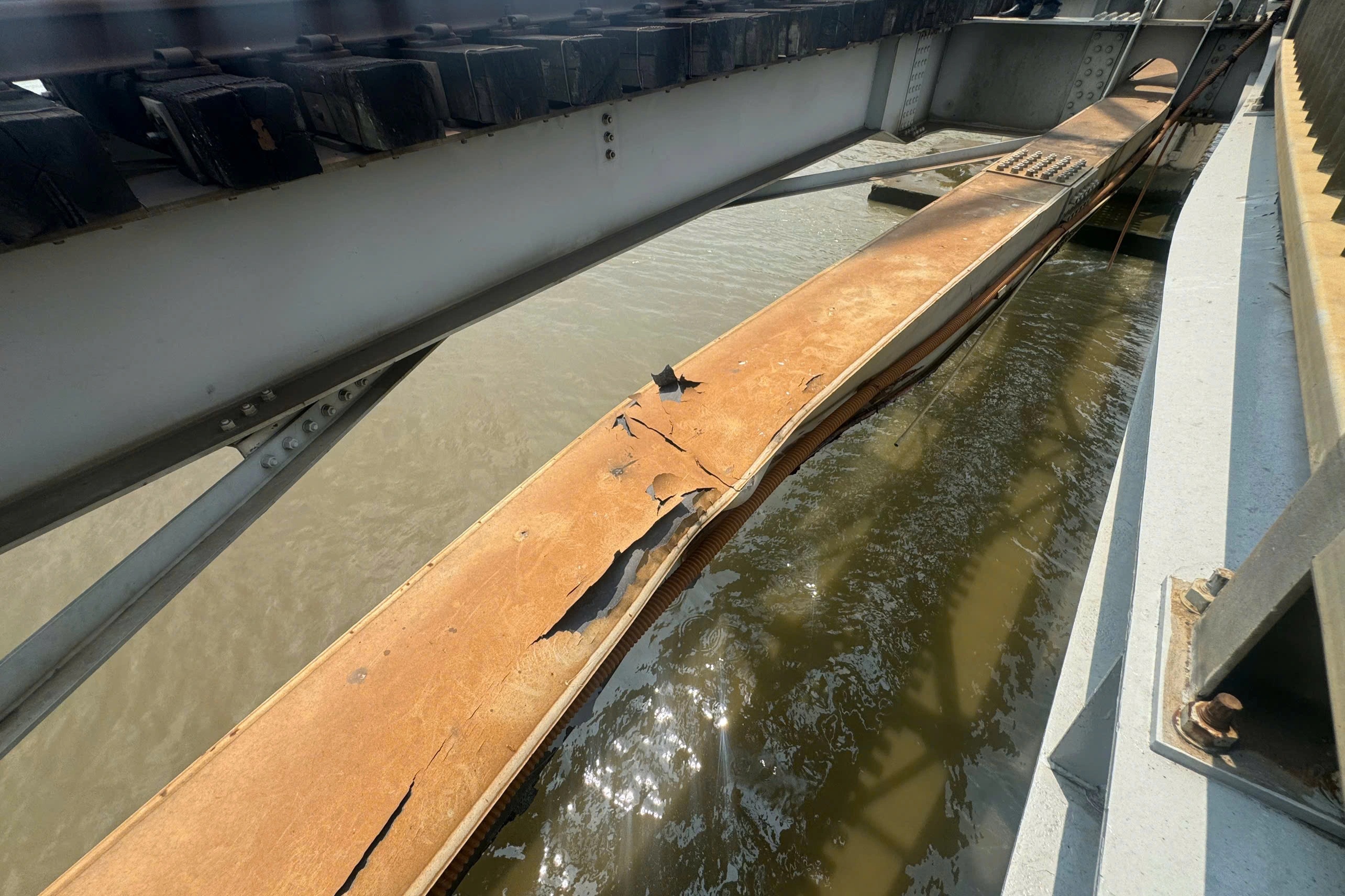 Dự kiến sửa cầu Ghềnh 5-7 ngày, khách đi tàu được trung chuyển bằng ô tô