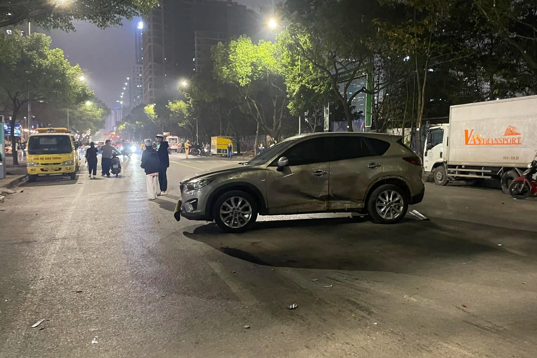 Ô tô tông liên hoàn nhiều phương tiện trên phố ở Hà Nội