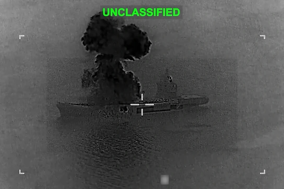 Mỹ không kích, tàu sân bay UAV của Iran bốc cháy