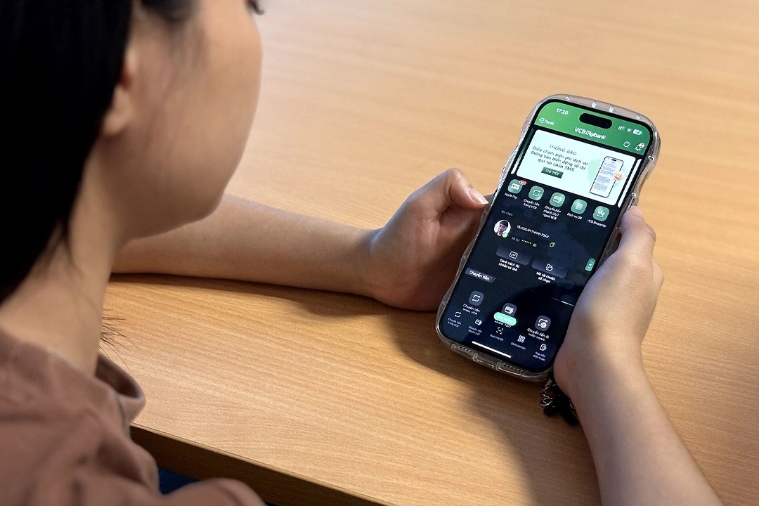 Tìm thợ mở lại Mobile Banking trên điện thoại, cẩn thận tiền mất tật mang