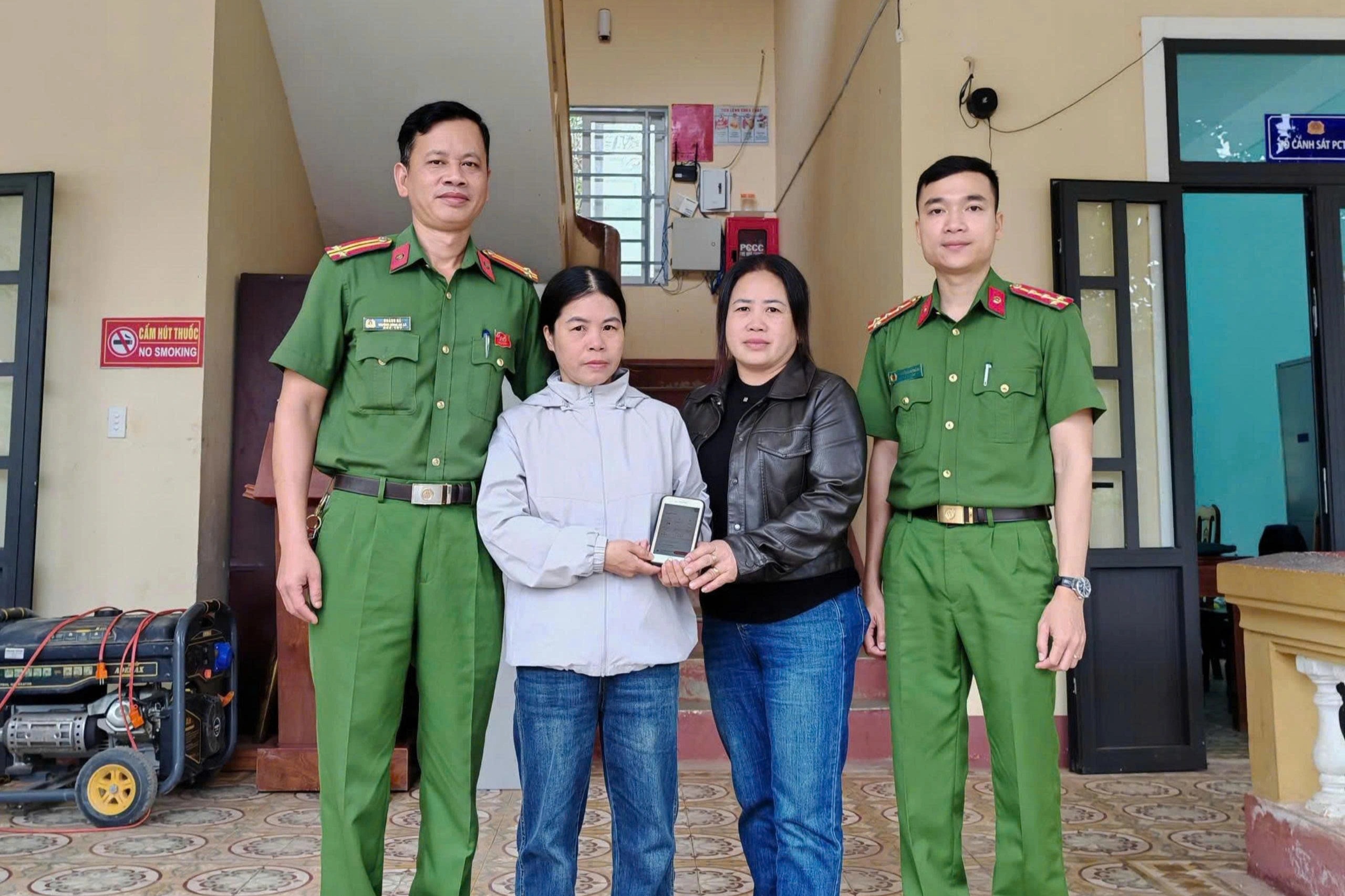 Người phụ nữ trình báo công an khi bất ngờ nhận nửa tỷ đồng vào tài khoản