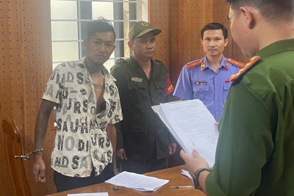 Nửa đêm đột nhập phòng trọ của phụ nữ, dùng dao khống chế cướp tài sản