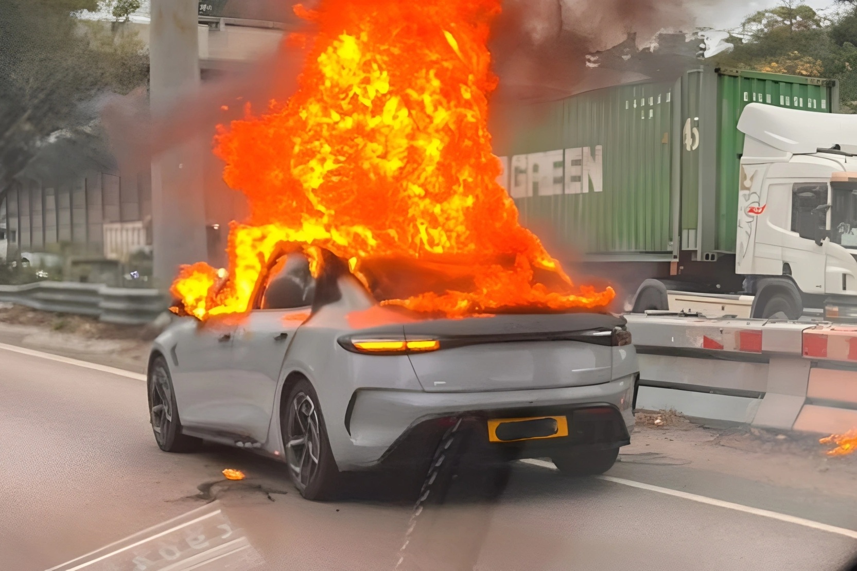 Pin sạc dự phòng khiến chiếc xe điện bốc cháy ngùn ngụt giữa đường