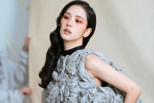 Xinh đẹp và ngọt ngào, Jisoo (Blackpink) vẫn gây tranh cãi về diễn xuất