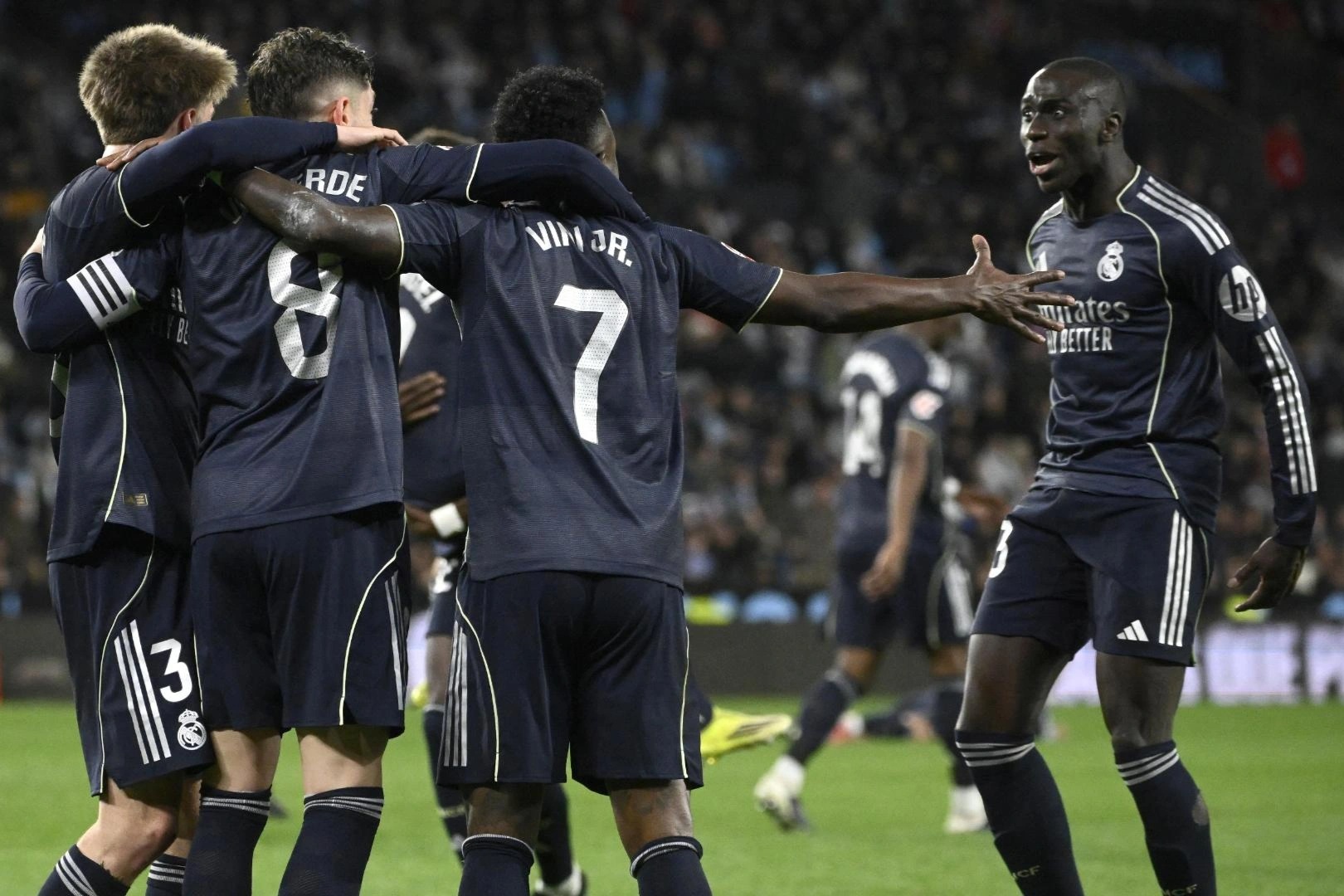 Đánh bại Celta Vigo, Real Madrid nuôi hy vọng bám đuổi Barcelona