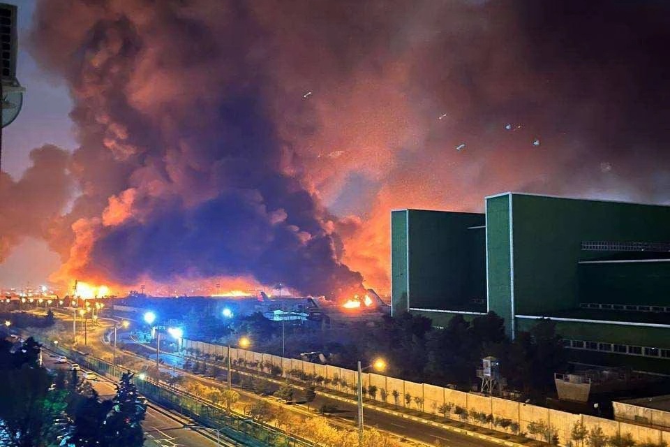 Sân bay Iran bốc cháy như cầu lửa sau đòn không kích của Israel