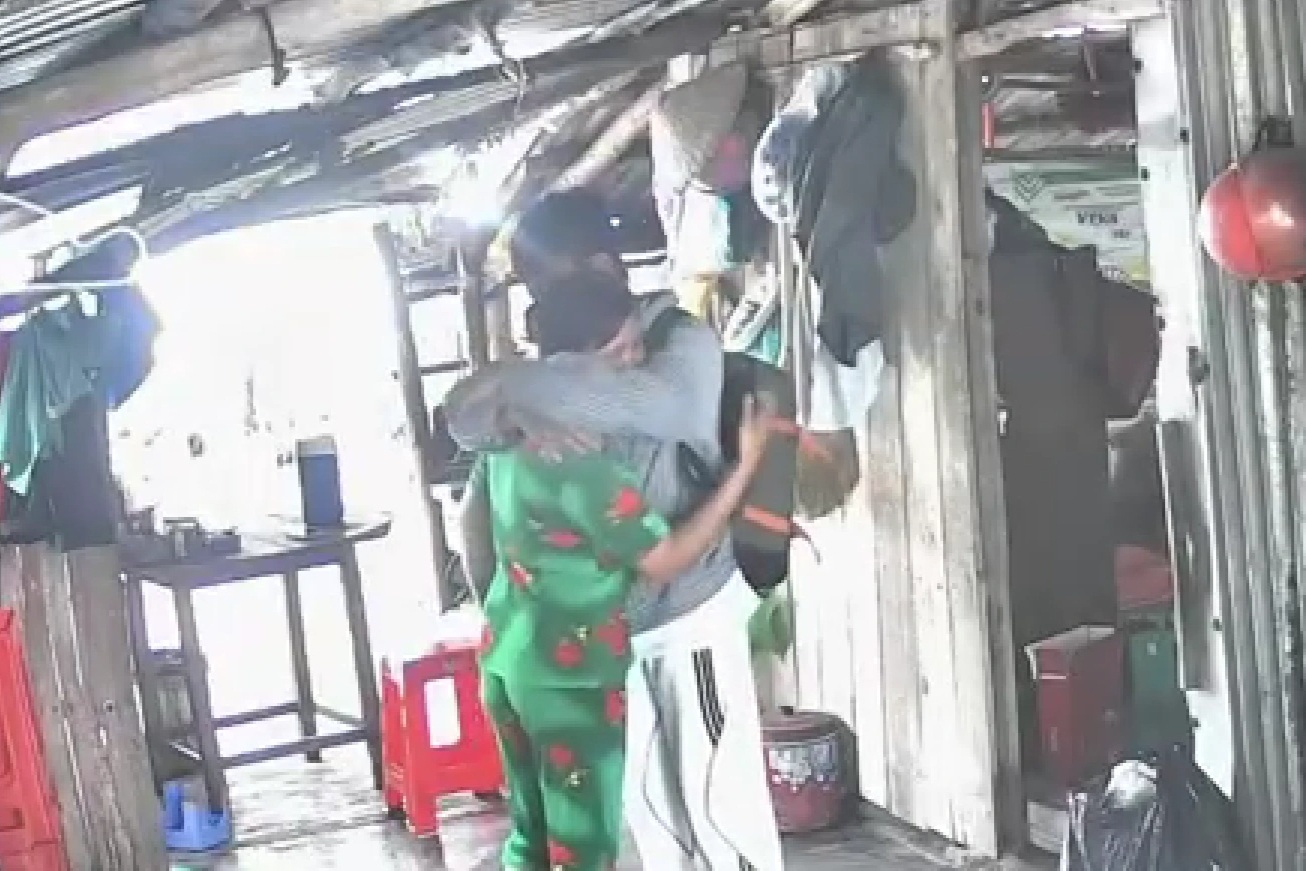 Nam sinh viên bất ngờ bật khóc khi rời nhà lên thành phố học sau Tết