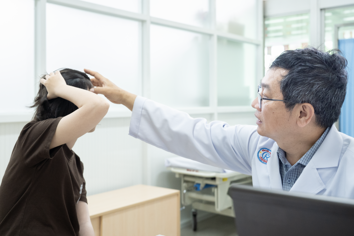 Căn bệnh hiểm khiến cô gái 20 tuổi liệt nửa người sau nhiều cơn đau đầu