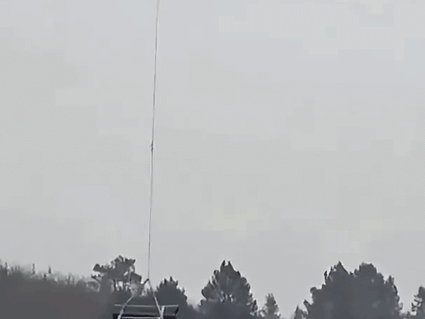 Trung Quốc: Gia đình thuê drone bê quan tài nặng 500kg bay lên núi an táng