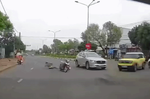 Tài xế ô tô gây va chạm khiến 2 người ngã lăn lóc rồi bỏ đi