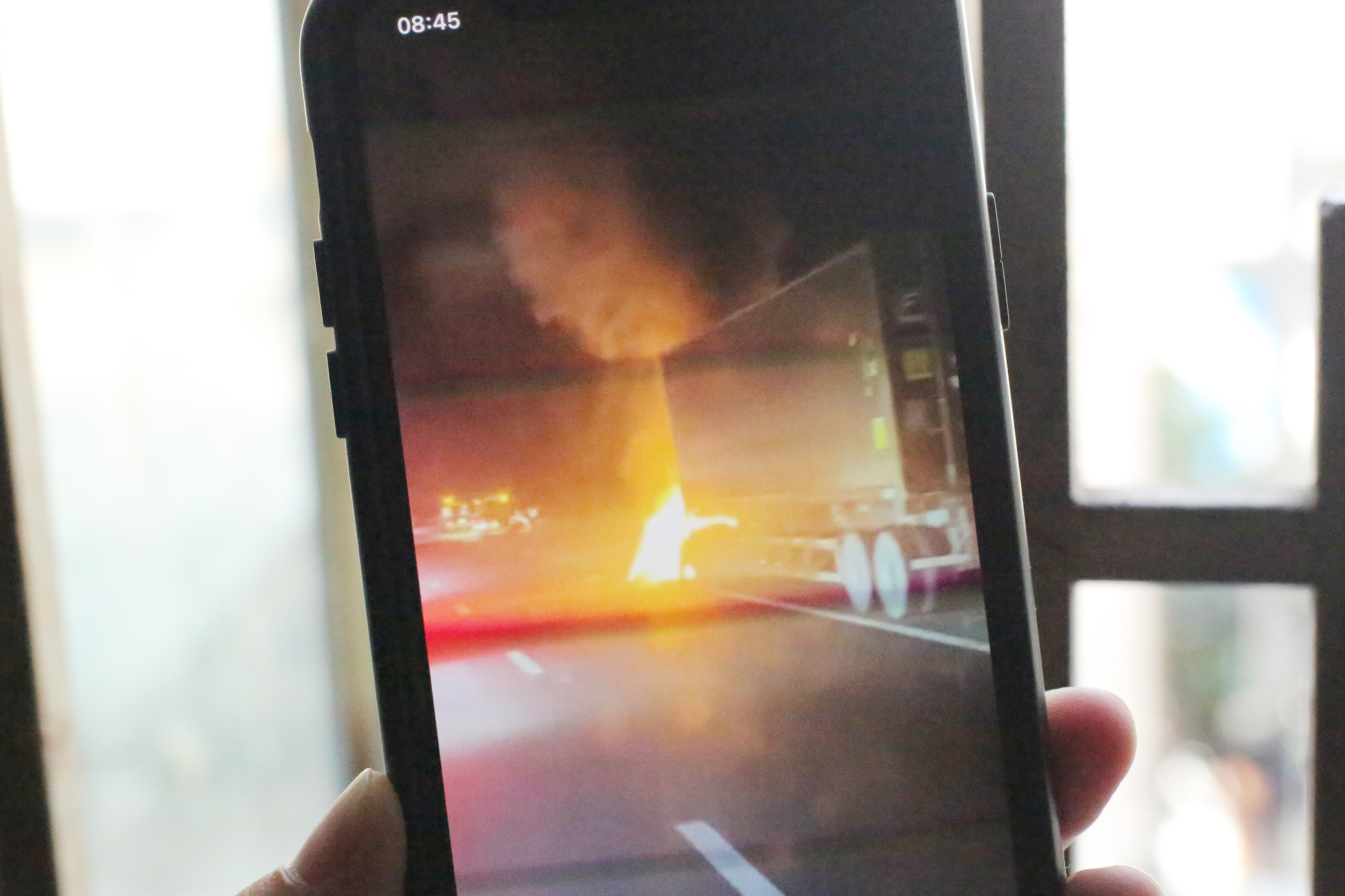 Xe đầu kéo bốc cháy trên cao tốc TPHCM - Trung Lương