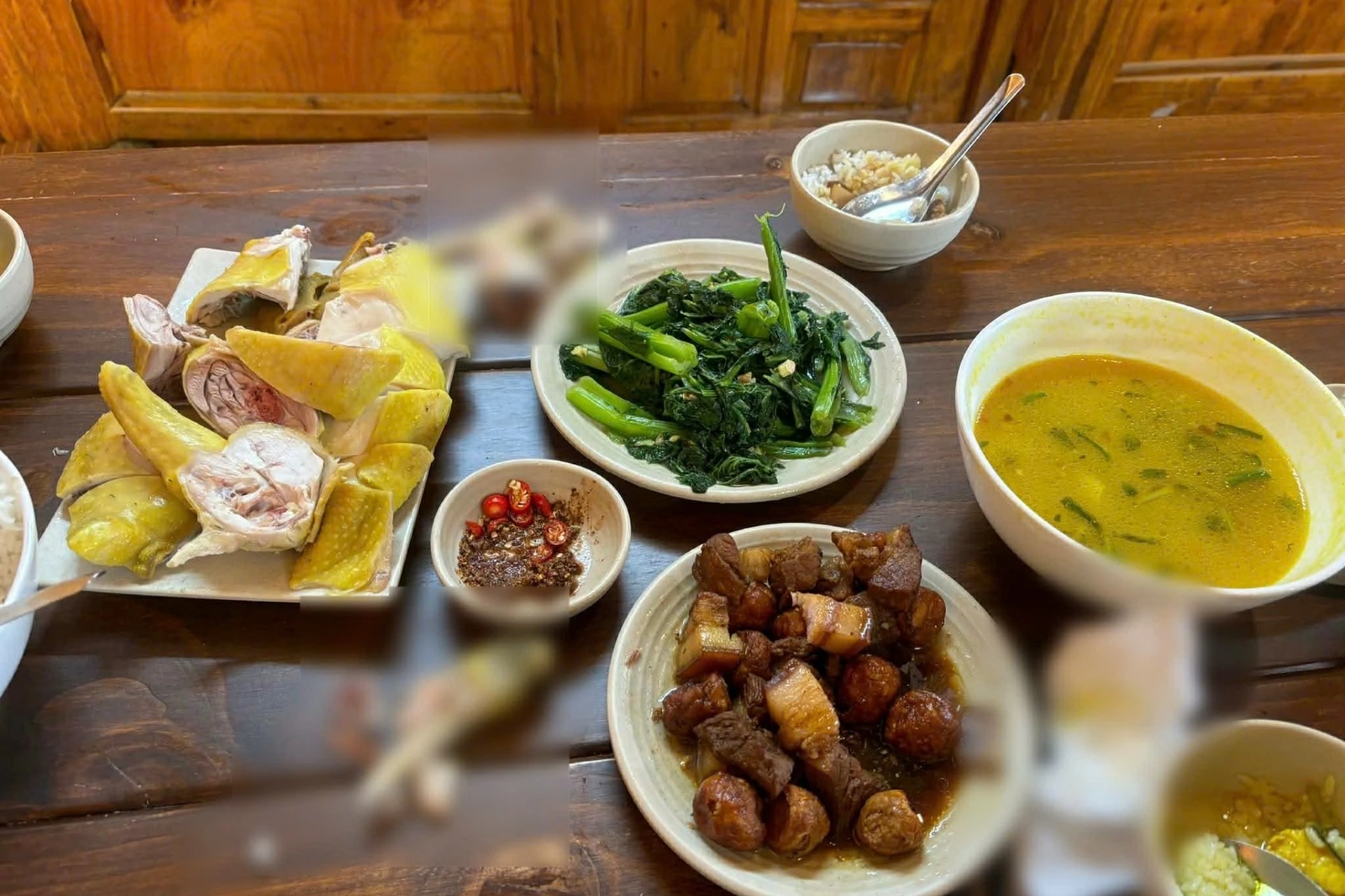 Gọi mâm cơm 4 món ăn trưa ở Hà Giang, khách kêu đắt vì mức giá 920.000 đồng