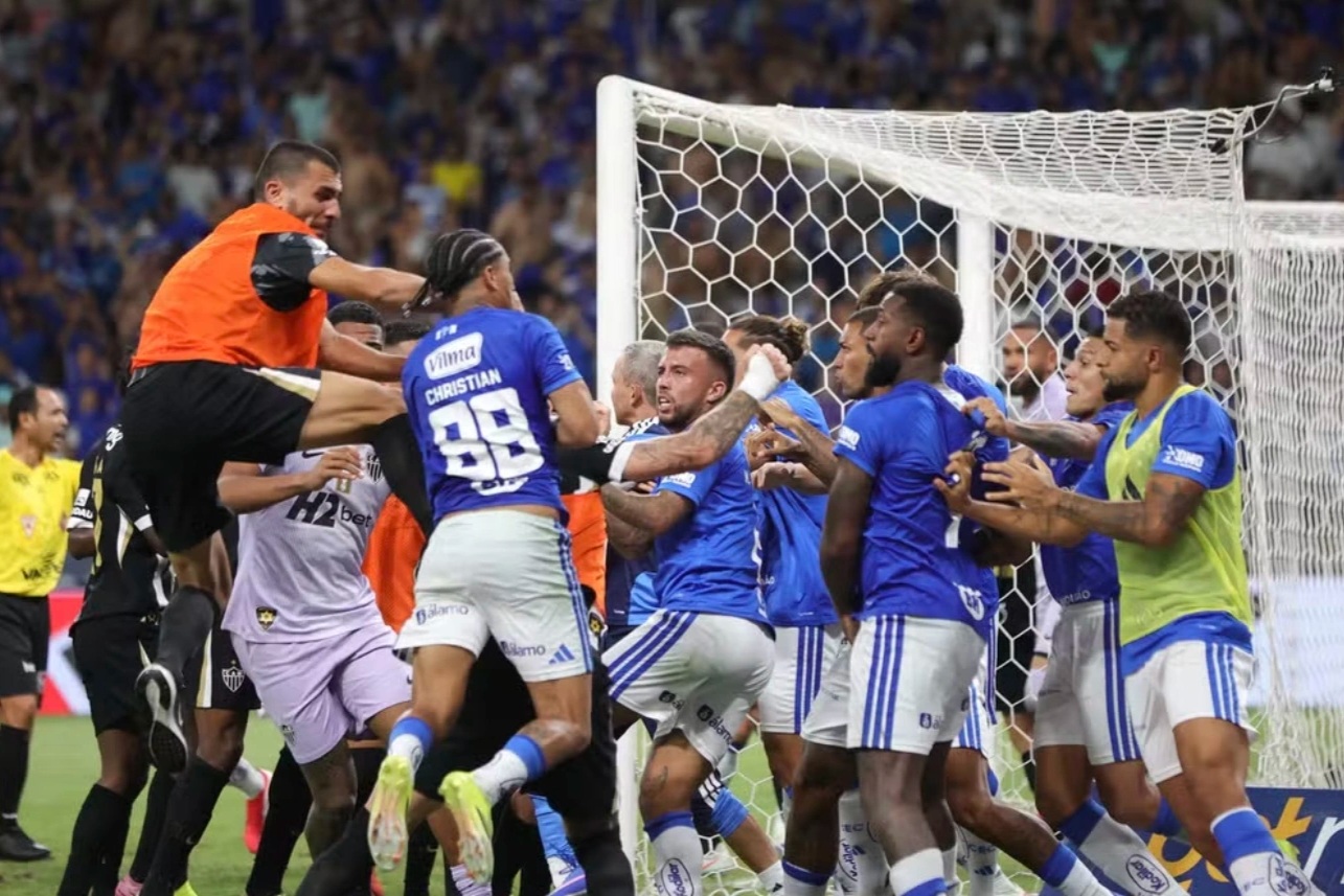 Trận đấu bạo lực, trọng tài rút 23 thẻ đỏ tại Brazil